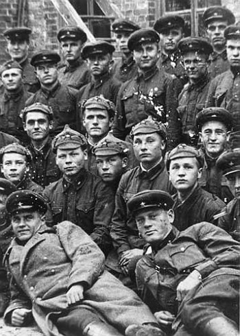 Солдати 44-ої Київської Щорсівської дивізії. Це був елітний підрозділ УРСР, створений на базі перших червоних бойових одиниць