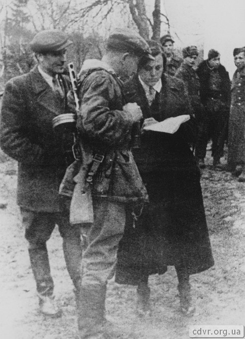 Зліва направо: Роман Шухевич, Дмитро Грицай та Катерина Мешко-Лоґуш - в околицях села Будераж Рівненської області, листопад 1943 року.