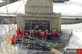 Активісти УНА-УНСО вшанували пам'ять Анатолія Лупиноса на Байковому кладовищі 6