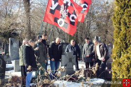 Активісти УНА-УНСО вшанували пам'ять Анатолія Лупиноса на Байковому кладовищі 4