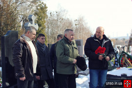 Активісти УНА-УНСО вшанували пам'ять Анатолія Лупиноса на Байковому кладовищі 5